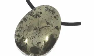 Ein polierter Pyrit-Stein, auch bekannt als "Katzengold", mit einer faszinierenden, rissigen Oberfläche. Seine glänzende Wirkung erinnert an die Sonne.