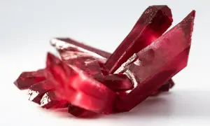 Rote Kristalle, die an einen Rubin erinnern. Die Bedeutung von Rubin liegt in Leidenschaft und Vitalität.