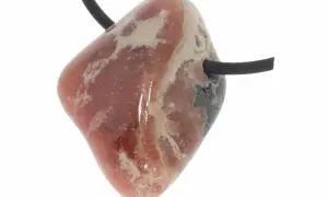 Ein facettierter Rhodochrosit-Anhänger mit schwarzem Band. Seine rosa Farbe und die hellen Einschlüsse deuten auf seine positive Rhodochrosit Wirkung hin.
