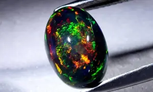 Ein faszinierender schwarzer Opal mit lebendigen Farbspielen von Grün, Rot und Gelb. Seine Wirkung ist magisch.