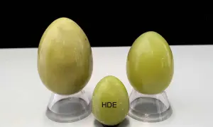 Drei polierte Serpentinsteine in Eiform, die die Bedeutung von Heilung und Erneuerung symbolisieren.
