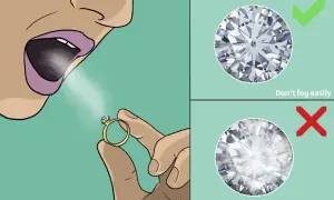 So wie erkennt man Diamanten als Laie: Ein echter Diamant beschlägt nicht lange. Ein gefälschter bleibt länger beschlagen.