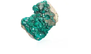 Ein Cluster aus smaragdgrünen Dioptas-Kristallen auf einem Stein. Die Dioptas-Wirkung wird oft mit Heilung und Herzöffnung assoziiert.