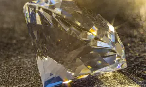 Ein funkelnder Diamant, der die Frage aufwirft, wo es die meisten Diamanten gibt.