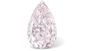 Ein tropfenförmiger, heller lila Diamant, dessen Name "The Graff Pink" lautet, funkelt im Licht.