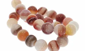 Eine Kette aus runden, gestreiften Perlen aus Sardonyx-Stein in warmen Rot-, Braun- und Cremetönen.