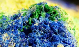 Nahaufnahme von Azurit und Malachit, die wie eine Miniaturlandschaft mit tiefblauen und smaragdgrünen Mineralien aussieht.