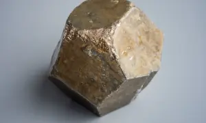 Ein facettierter Markasit-Kristall mit metallischem Glanz. Seine natürliche Markasit Wirkung wird oft mit Stärke und Schutz assoziiert.