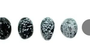 Vier polierte Steine aus schneeflockenobsidian, die wie kleine Eier geformt sind, liegen nebeneinander. Ein grauer Kreis rechts daneben.