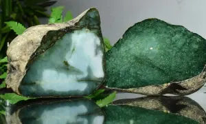 Zwei rohe Jade-Stücke, eines hellblau-grün, das andere tiefgrün. Die Jade-Name-Bedeutung spiegelt sich in ihrer Schönheit wider.