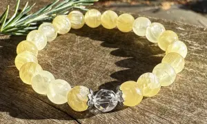 Armband aus gelben Calcit-Kugeln mit einem Kristall-Verschluss. Der Danburit Heilstein Wirkung wird oft mit Klarheit und Energie assoziiert.