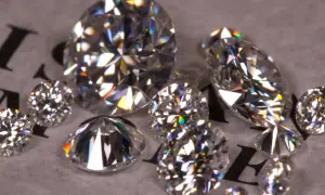 Glitzernde Zirkonia Steine, die das Licht brechen. Ihre Bedeutung liegt in ihrer Brillanz und ihrem Feuer, ähnlich wie bei Diamanten.