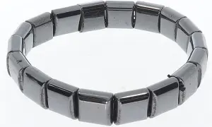 Armband aus facettierten Hämatit-Steinen. Was ist Hämatit? Ein Mineral, das für seinen metallischen Glanz bekannt ist.