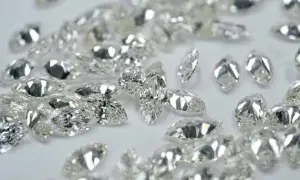 Eine Sammlung von funkelnden Diamanten in verschiedenen Schliffen, darunter Marquise und Tropfen. Jeder Stein zeigt den perfekten diamant schliff.