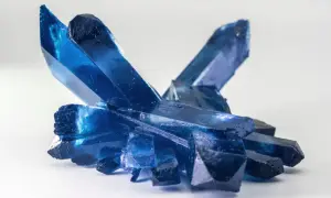 Ein Cluster tiefblauer Kristalle, die an gefrorene Eisspitzen erinnern. Die Bedeutung eines blauen Steins wird oft mit Ruhe und Klarheit assoziiert.