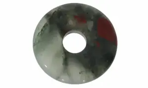Ein runder Anhänger aus Heliotrop mit roten Flecken, der die beruhigende Wirkung des Steins symbolisiert.