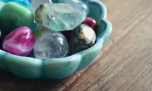 Eine Schale mit bunten Halbedelsteinen, wie ein pinker Achat und ein klarer Kristall. Eine Liste von Halbedelsteinen könnte so aussehen.