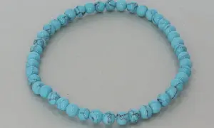 Türkis-Armband mit hellblauen Perlen, die an den Himmel erinnern. Die Bedeutung von Türkis steht für Schutz und Heilung.