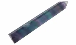 Ein spitz zulaufender Stab aus Regenbogenfluorit mit Streifen in Lila, Blau und Grün.