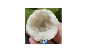 Ein weißer Achat mit einer geodenartigen Höhle. Seine Wirkung soll beruhigend sein.