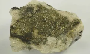 Gestein mit glänzenden, goldfarbenen Pyrit-Kristallen. Vorsicht, Pyrit ist giftig!