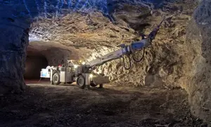Bohrmaschine in einem Bergwerk, das Anhydrit abbaut. Anhydrit ist ein Mineral, das in der Bauindustrie verwendet wird.