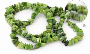 Grüne Chrysopras-Steine, die für ihre beruhigende Wirkung bekannt sind, bilden eine Kette.