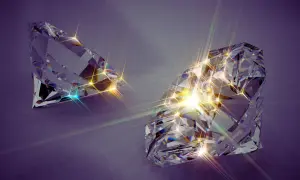 Zwei funkelnde, geschliffene Diamanten auf violettem Hintergrund. Die Lichtreflexionen deuten auf synthetische Diamanten Nachteile hin, da sie künstlich erzeugt werden.