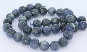 Eine Kette aus blauen, kugelförmigen Steinen mit schimmernder Wirkung.