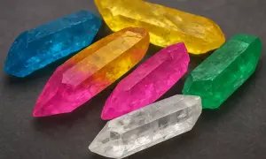 Bunte Kristallspitzen in Blau, Gelb, Pink, Grün und Weiß. Die **Topas Stein Bedeutung** wird oft mit Klarheit und positiver Energie assoziiert.