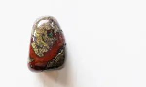 Ein polierter Stein mit roten und grünen Mustern, der an Drachenblut erinnert. Seine spirituelle Bedeutung liegt in Stärke und Schutz.