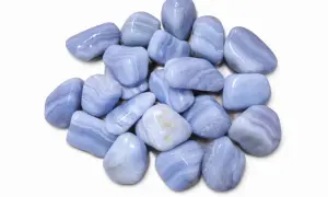 Ein Haufen glatt polierter blauer Chalcedon-Trommelsteine, die für ihre beruhigende trommelstein wirkung bekannt sind.
