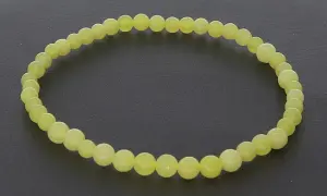 Armband aus gelben Jadeperlen. Die gelbe Jade soll positive Energie und Wohlstand anziehen, eine sanfte Wirkung für Körper und Geist.