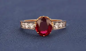 Ein Ring mit einem ovalen, tiefroten Edelstein, der an einen Rubin erinnert. Der Unterschied zwischen Granat und Rubin ist oft die Farbe.