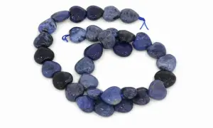 Herzförmige Perlen aus blauem Dumortierit, auf einer Schnur aufgereiht, mit dunklen und hellen Mustern.