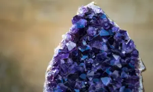 Ein glitzernder Amethyst Edelstein mit tiefvioletten Kristallen, der wie ein Schatz aus einer anderen Welt wirkt.