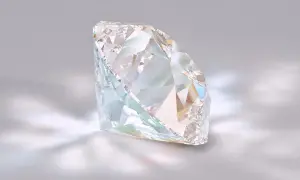 Ein funkelnder Diamant, der das Licht in allen Farben bricht. So sieht ein Diamant aus, wenn er in seiner vollen Pracht erstrahlt.
