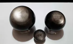 Drei polierte Kugeln aus Silberobsidian, die die faszinierende silberne Schimmerung und die Wirkung dieses Steins zeigen.