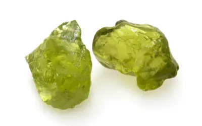 Zwei rohe Peridot-Kristalle in leuchtendem Grün. Ihre natürliche **Peridot Wirkung** soll angeblich das Herz öffnen und positive Energie fördern.