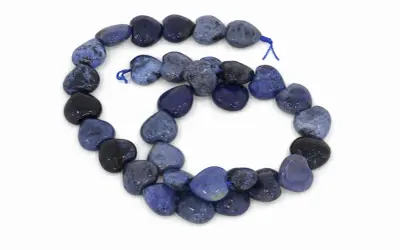 Herzförmige Perlen aus blauem Dumortierit, auf einer Schnur aufgereiht, mit dunklen und hellen Mustern.