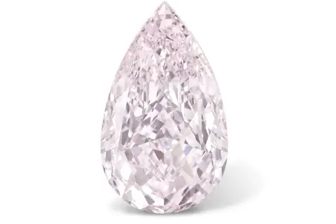 Ein tropfenförmiger, heller lila Diamant, dessen Name "The Graff Pink" lautet, funkelt im Licht.