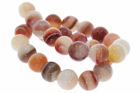 Eine Kette aus runden, gestreiften Perlen aus Sardonyx-Stein in warmen Rot-, Braun- und Cremetönen.