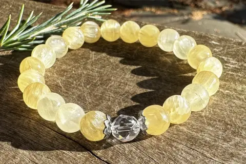 Armband aus gelben Calcit-Kugeln mit einem Kristall-Verschluss. Der Danburit Heilstein Wirkung wird oft mit Klarheit und Energie assoziiert.