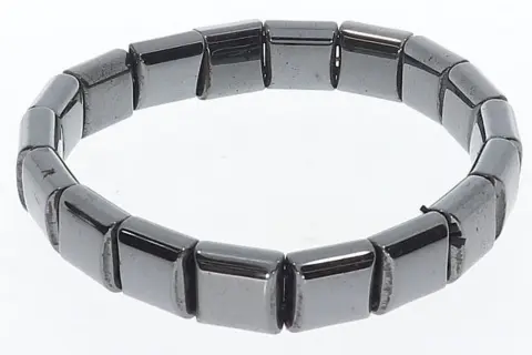 Armband aus facettierten Hämatit-Steinen. Was ist Hämatit? Ein Mineral, das für seinen metallischen Glanz bekannt ist.