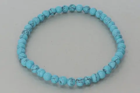 Türkis-Armband mit hellblauen Perlen, die an den Himmel erinnern. Die Bedeutung von Türkis steht für Schutz und Heilung.