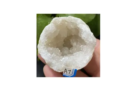 Ein weißer Achat mit einer geodenartigen Höhle. Seine Wirkung soll beruhigend sein.