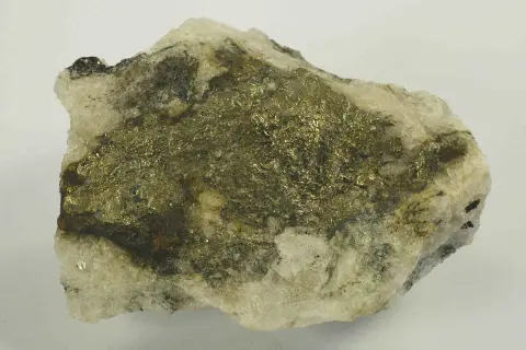 Gestein mit glänzenden, goldfarbenen Pyrit-Kristallen. Vorsicht, Pyrit ist giftig!