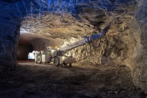 Bohrmaschine in einem Bergwerk, das Anhydrit abbaut. Anhydrit ist ein Mineral, das in der Bauindustrie verwendet wird.