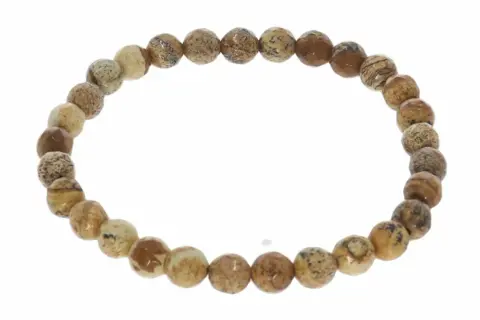 Armband aus braunen und beigen Jaspis-Steinen, die wie ein Muster aussehen.