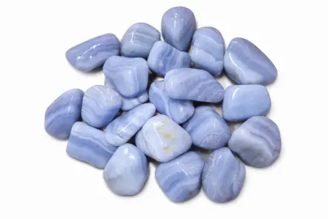 Ein Haufen glatt polierter blauer Chalcedon-Trommelsteine, die für ihre beruhigende trommelstein wirkung bekannt sind.